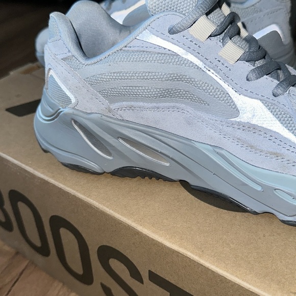 Yeezy 700 - Picture 3 of 5